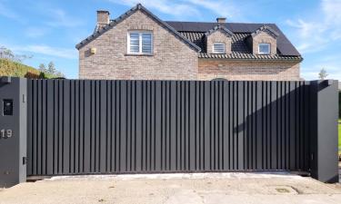 Antraciete schuifpoort met brede palen | Model Cupro dicht