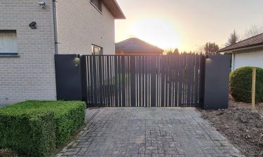 Aluminium vleugelpoort Cupro met verbrede palen en verlichting | Model Cupro