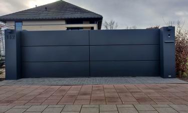 Aluminium schuifpoort in stijl Panels met brievenbus en symmetrisch paal - Hasselt