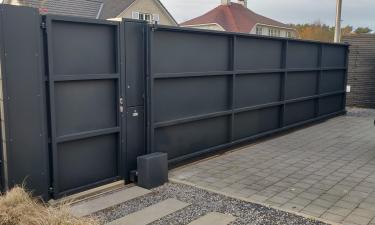Moderne aluminium schuifpoort met looppoort en brievenbus - Lommel