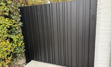 LED-Line schuifpoort met gevelbekleding — Borgloon