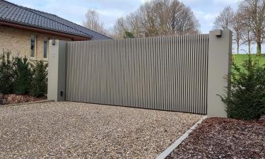 Aluminium schuifpoort met brede palen RAL7039 | open lamellen