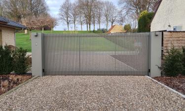 Aluminium schuifpoort met brede palen RAL7039 | open lamellen
