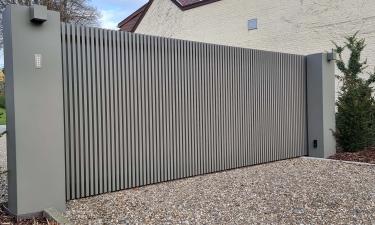 Aluminium schuifpoort met brede palen RAL7039 | open lamellen