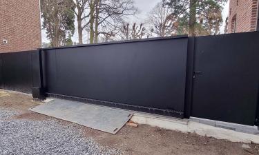 High-end aluminium schuifpoort met exclusieve panelen | Model Cupro dicht