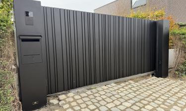 LED-Line schuifpoort met gevelbekleding — Borgloon