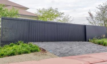 Strakke aluminium lamellen poort met vast paneel - Alken