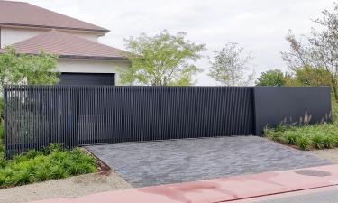 Strakke aluminium lamellen poort met vast paneel - Alken