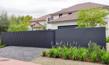 Strakke aluminium lamellen poort met vast paneel - Alken