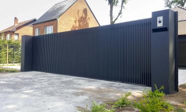 Moderne aluminium schuifpoort met verticale lamellen - Beringen