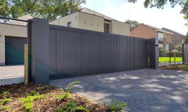 Moderne aluminium schuifpoort met verticale lamellen - Beringen