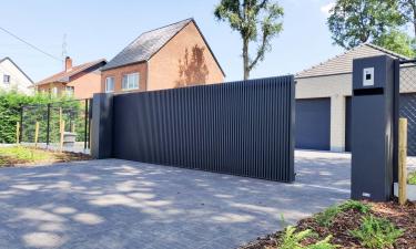 Moderne aluminium schuifpoort met verticale lamellen - Beringen