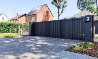 Moderne aluminium schuifpoort met verticale lamellen - Beringen
