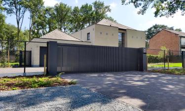 Moderne aluminium schuifpoort met verticale lamellen - Beringen