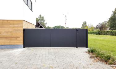 Moderne draaipoort bestaande uit aluminium plaat - Genk