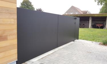 Moderne draaipoort bestaande uit aluminium plaat - Genk