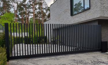 Stalen schuifpoort met verticale kokers zonder tussensteun - Hechtel