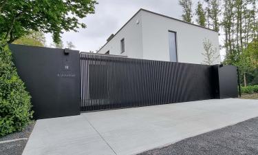 High-end schuifpoort met brede panelen |  Lamellen open