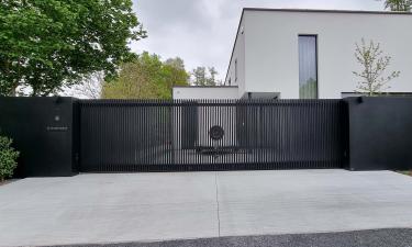 High-end schuifpoort met brede panelen |  Lamellen open