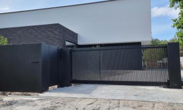 Aluminium schuifpoort open lamellen met pakketvak - Lamellen open