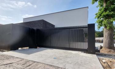 Aluminium schuifpoort open lamellen met pakketvak - Lamellen open
