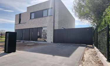 Aluminium schuifpoort open lamellen met vrijstaande pakketbrievenbus - Lamellen open