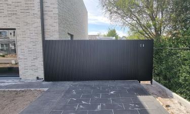 Aluminium schuifpoort open lamellen met vrijstaande pakketbrievenbus - Lamellen open