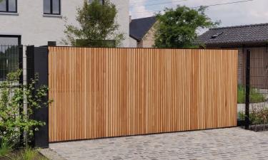 Design schuifpoort stalen kader met Afzelia bekleding - Sint-Lambrechts-Herk