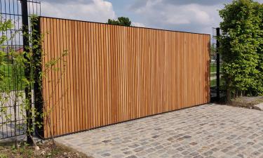 Design schuifpoort stalen kader met Afzelia bekleding - Sint-Lambrechts-Herk