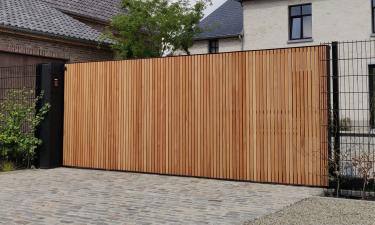 Design schuifpoort stalen kader met Afzelia bekleding - Sint-Lambrechts-Herk