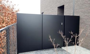 Strakke vleugelpoort bekleed met grote aluminium plaat te Zepperen