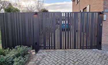 Aluminium vleugelpoort met verticale profielen - Model Cupro