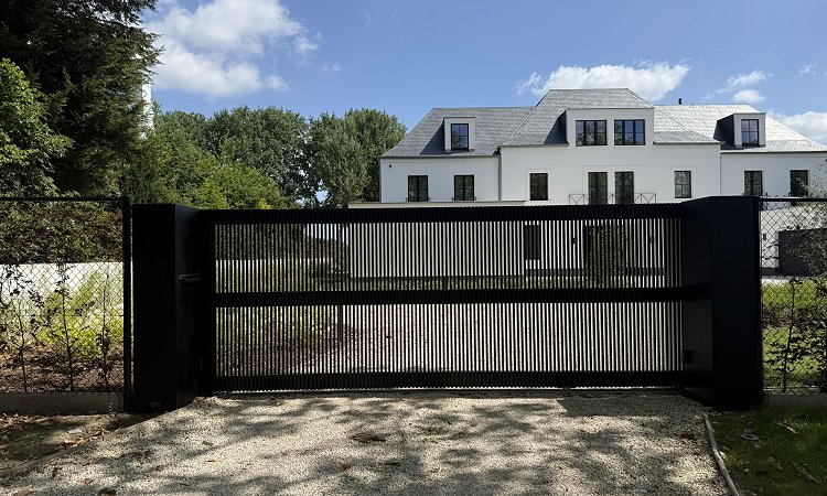 Aluminium schuifpoort met latjes en middenbalk — Hasselt