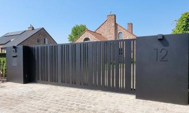 Zwarte aluminium schuifpoort met pakketvak en brede panelen - Model Cupro
