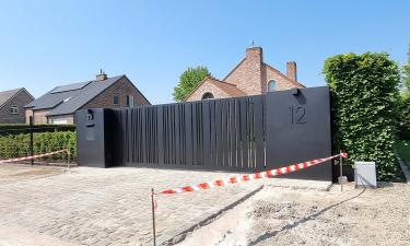 Zwarte aluminium schuifpoort met pakketvak en brede panelen - Model Cupro