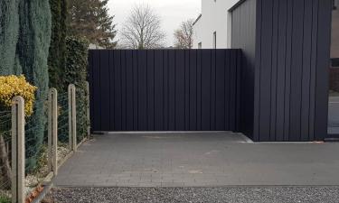 Strakke gesloten aluminium design poort uit lamellen motief - Zonhoven
