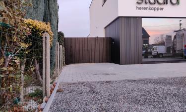 Strakke gesloten aluminium design poort uit lamellen motief - Zonhoven