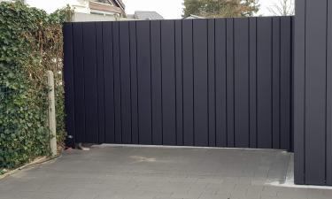Strakke gesloten aluminium design poort uit lamellen motief - Zonhoven