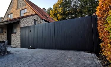 Aluminium vleugelpoort met vast stuk in stijl Lamels - Hasselt