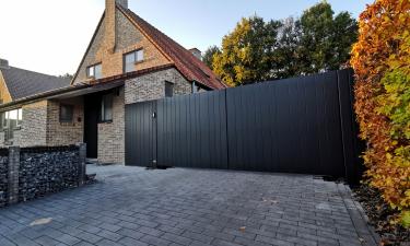 Aluminium vleugelpoort met vast stuk in stijl Lamels - Hasselt