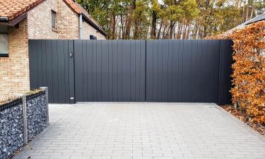 Aluminium vleugelpoort met vast stuk in stijl Lamels - Hasselt