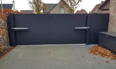 Aluminium vleugelpoort met vast stuk in stijl Lamels - Hasselt