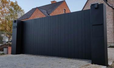 Exclusieve aluminium design poort op rail met pakketbrievenbus - Sint-truiden
