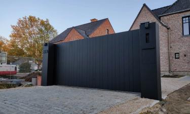 Exclusieve aluminium design poort op rail met pakketbrievenbus - Sint-truiden