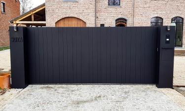 Exclusieve aluminium design poort op rail met pakketbrievenbus - Sint-truiden