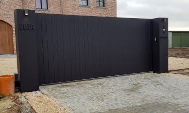 Exclusieve aluminium design poort op rail met pakketbrievenbus - Sint-truiden