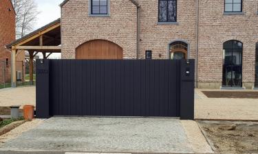 Exclusieve aluminium design poort op rail met pakketbrievenbus - Sint-truiden