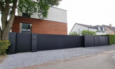 Design schuifpoort project met panelen en looppoort - Model Lamellen dicht